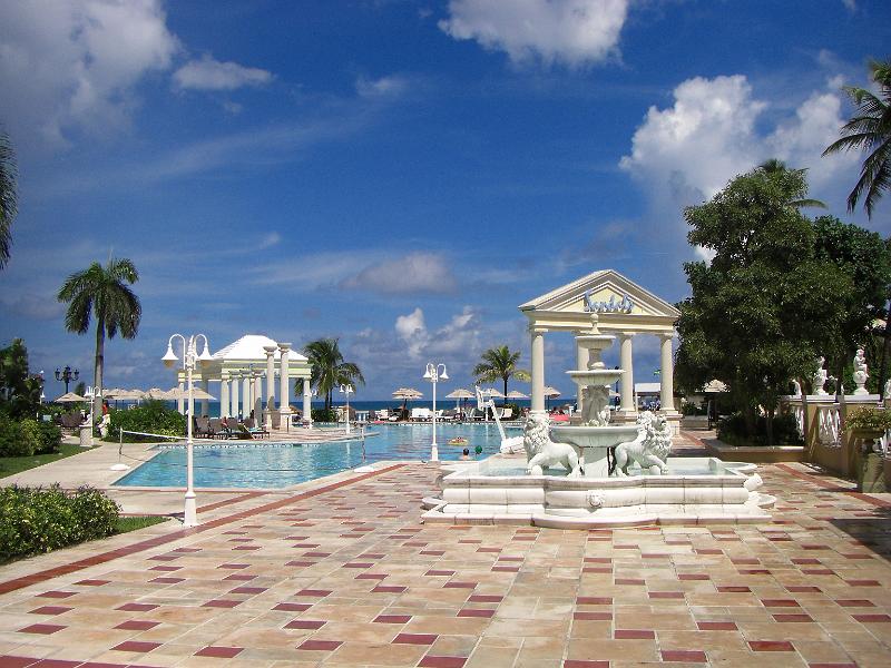 CIMG0024.JPG - Windsor pool