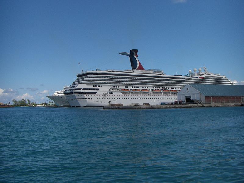 CIMG0049.JPG - Cruise ship docks.