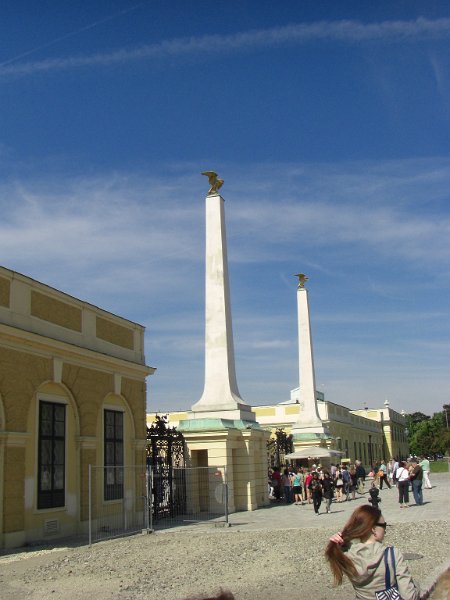 CIMG0190.JPG - Entrance to the Schonbrunn Palace, summer residence of the Habsburgs